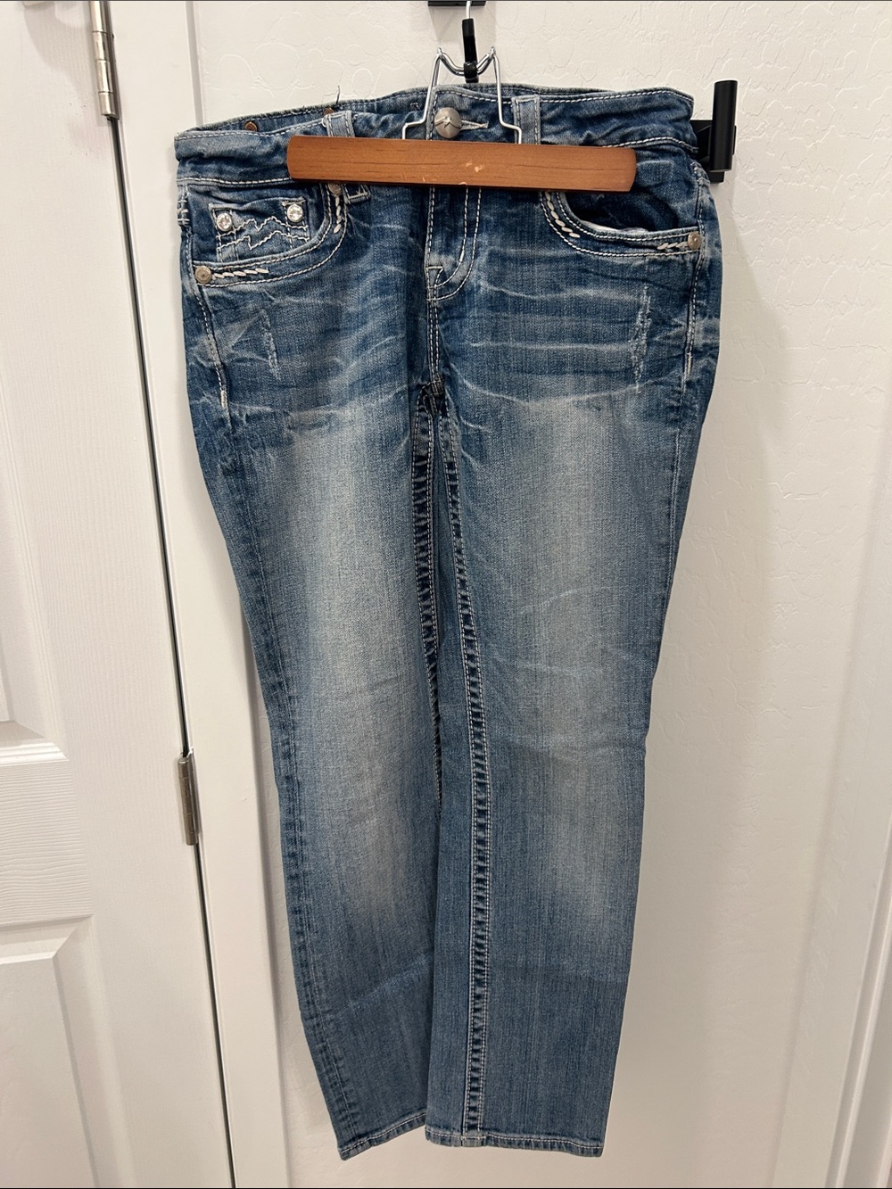 Miss Me Women's Faded Blue Easy Cropped Jeans